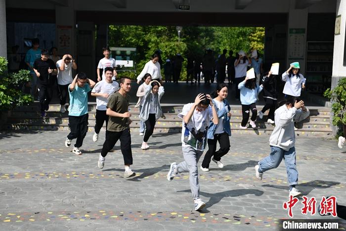5月上旬，四川北川，北川中学学生参加应急疏散演练。<a target=